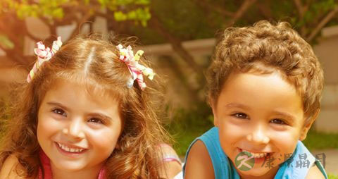 小孩胳膊骨折吃什么