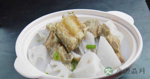 莲藕排骨汤的做法