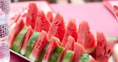 注意！西瓜盖上保鲜膜后放入冰箱可以害死人！