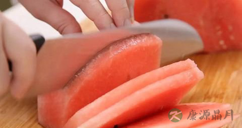 注意！西瓜盖上保鲜膜后放入冰箱可以害死人！