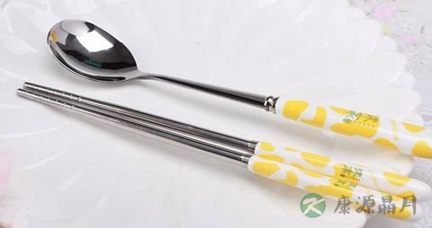 用小苏打洗不锈钢餐具会起电化学反应？