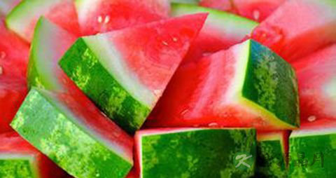 注意！西瓜盖上保鲜膜后放入冰箱可以害死人！