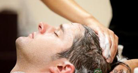 脂溢性脱发是怎么引起的 脂溢性脱发是怎么引起的