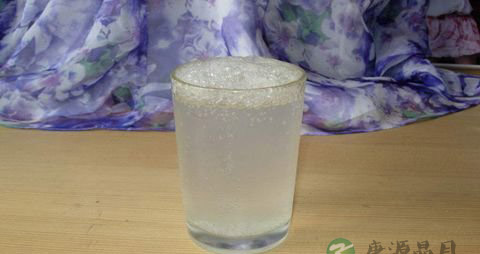 用小苏打洗不锈钢餐具会起电化学反应？