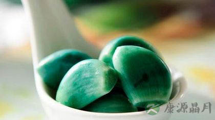 腊八蒜快速变绿的方法