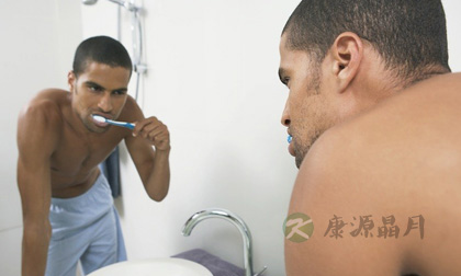 男人不刷牙危害多 小心导致勃起障碍