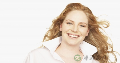 女性胸部的标准