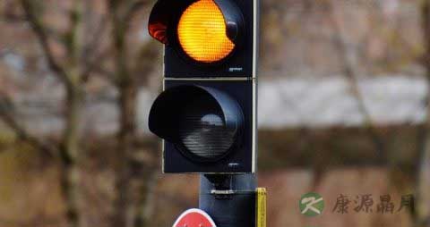 等红绿灯时怎么停车