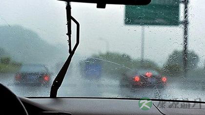 下雨天开车除雾 哪种方法最好