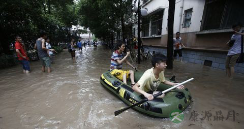 暴雨期间行人如何确保安全？