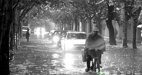 暴雨期间行人如何确保安全？