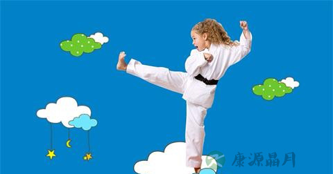 跆拳道教练怎么压腿 跆拳道教练怎么压腿