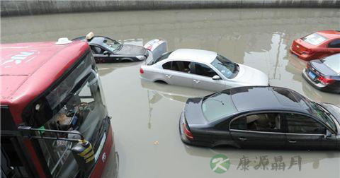 暴雨时被困在汽车里怎么自救