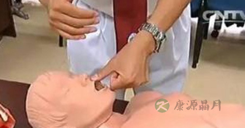 如何急救进入假死状态的人
