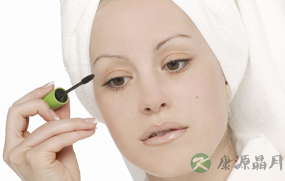 总爱化浓妆当心患激素依赖性皮炎