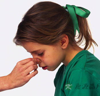 孩子流鼻血头不能后仰