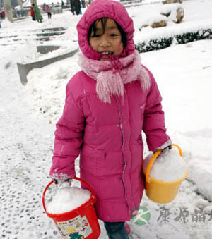 八岁儿童眉骨被雪块击破