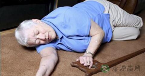 老人容易摔倒的原因