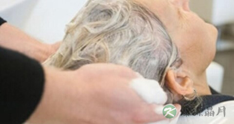 如何给卧床老人洗头