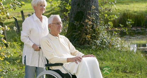 老年人轮椅怎么使用