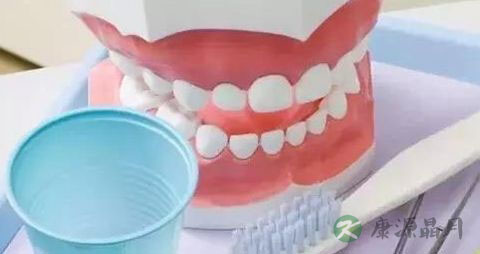 老人怎样戴假牙安全健康