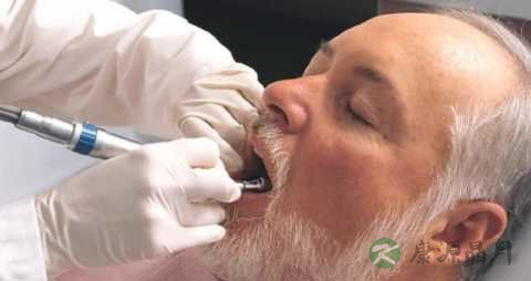 无牙老人怎么刷牙