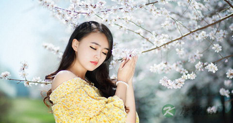 女人怎样拥有完美胸部_女人胸部很小的原因是什么