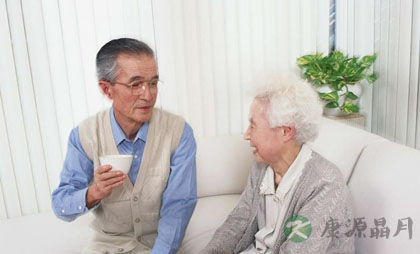 秋季防燥老年人如何正确喝水
