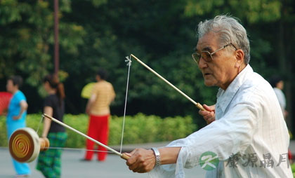 秋季防燥老年人如何正确喝水