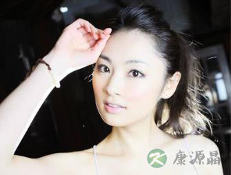 为什么男人总爱摸女人的胸