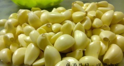 腊八蒜放盐吗