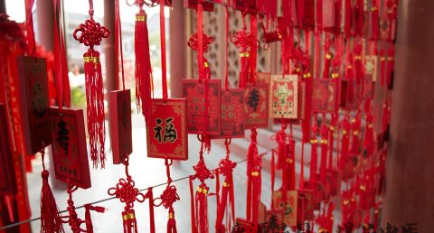 本命年红绳带哪只手