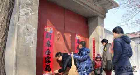 春节贴春联的习俗
