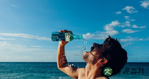 夏天一天喝多少水
