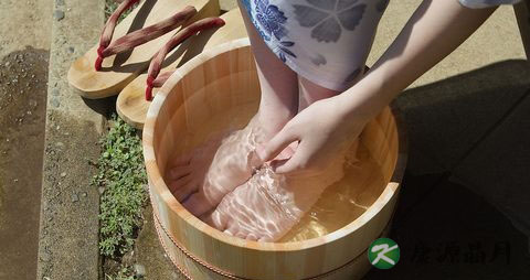 夏天泡脚放什么美容