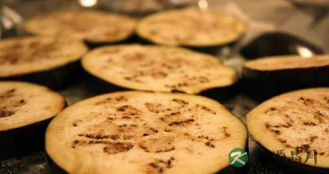 夏季吃茄子容易长斑吗