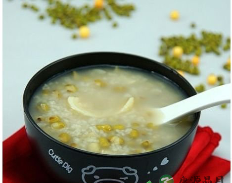 中暑忌大量喝水 多喝绿豆汤
