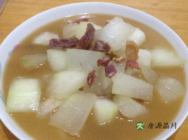 夏季易长痘 防治有秘方