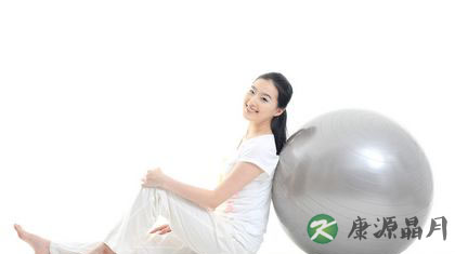 适合夏季的运动：游泳、散步、健身球皆可