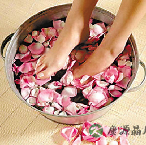 秋天泡脚：舒经活血 肺润肠濡