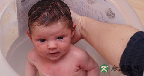 冬季给宝宝洗澡如何保暖