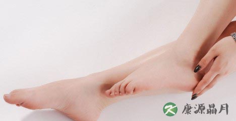 盐水泡脚好处:防感冒治脚气