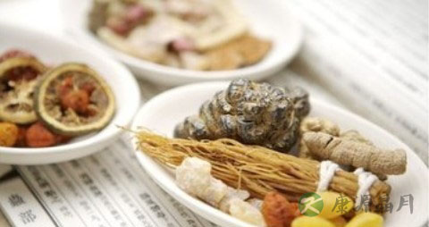 喝中药可以吃香肠吗