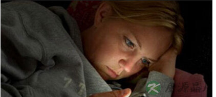 惊！睡前玩手机竟会导致内分泌失调