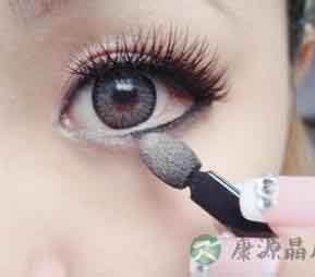 长期戴美瞳当心引起角膜炎