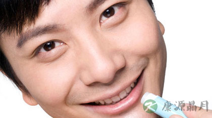 冬季嘴唇干裂的原因及护理方法