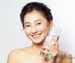 秋季燥热肝火旺 多补水助肝排毒