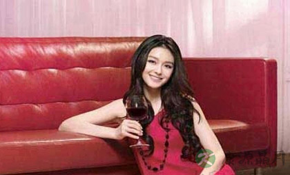 详解女人喝红酒有什么功效