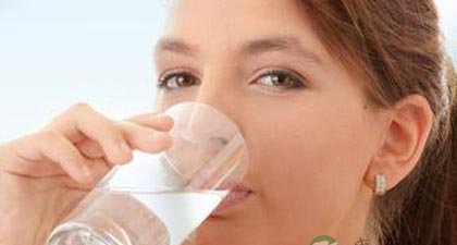 饮水坏习惯有损身体健康