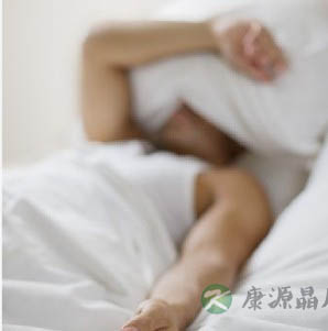 睡前玩手机有八大危害让你不得不防
